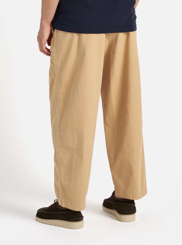 Universal Works Oxford Pant in Dark Sand Summer Canvas - Afbeelding 2